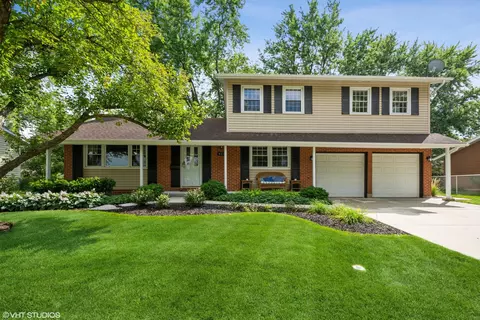 911 E Cooper Dr, Palatine, IL 60074