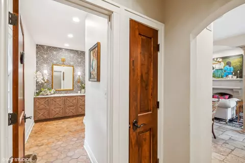 Entry Way - 409 S Mitchell Ave, Elmhurst, IL 60126 photo 3 of 5