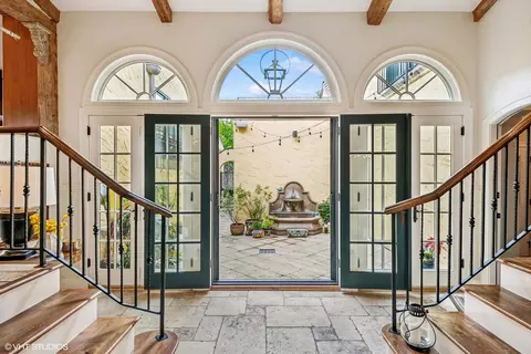 Entry Way - 409 S Mitchell Ave, Elmhurst, IL 60126 photo 4 of 5