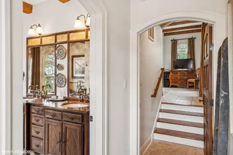 Entry Way - 409 S Mitchell Ave, Elmhurst, IL 60126 photo 5 of 5