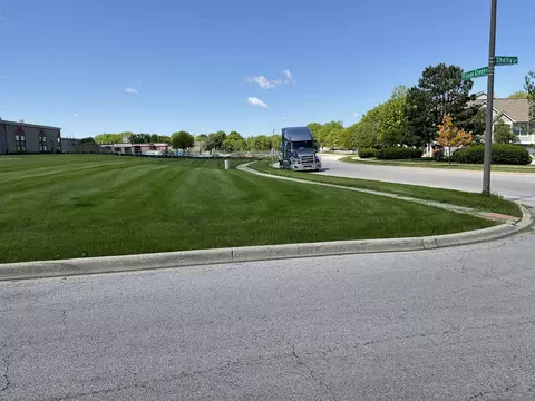 2951 Village Green Dr, Aurora, IL 60504