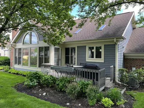 2235 N Lake Shore Cir, Arlington Heights, IL 60004