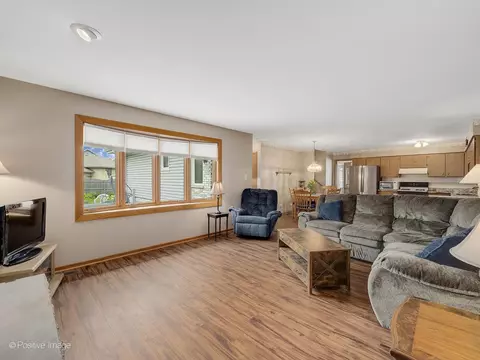 Living - 6908 155th Pl, Oak Forest, IL 60452 photo 5 of 7