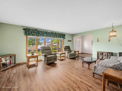 Living - 6908 155th Pl, Oak Forest, IL 60452 photo 2 of 7