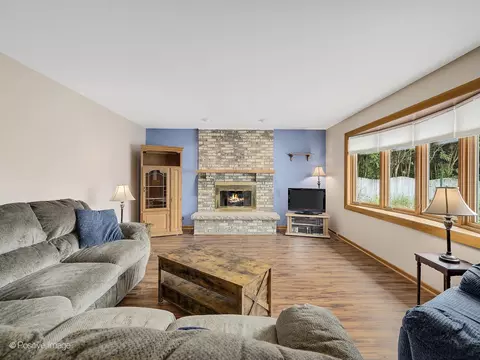 Living - 6908 155th Pl, Oak Forest, IL 60452 photo 4 of 7