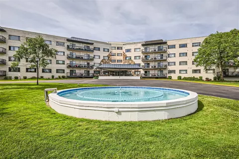 6700 S Brainard Ave #322, Countryside, IL 60525