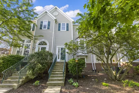 2440 Courtyard Cir #3, Aurora, IL 60506