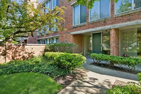 8020 Arbor Ln, Northfield, IL 60093
