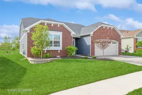 1095 Oak Bluff Rd, Crystal Lake, IL 60012