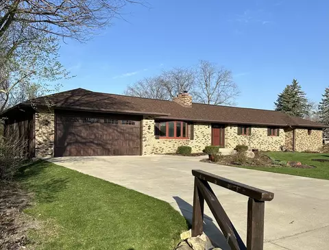 690 Valley Forge Trl, Rockton, IL 61072