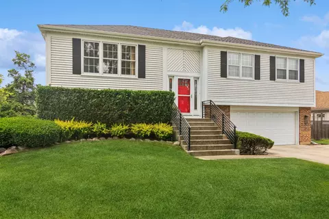 700 Pinehurst Ln, Buffalo Grove, IL 60089