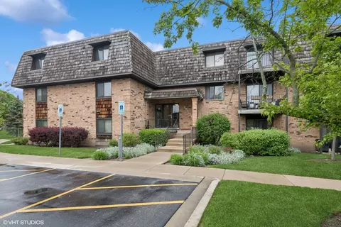 12 Oak Creek Dr #2220, Buffalo Grove, IL 60089