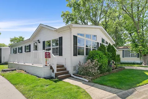1054 Lakeview Rd, Elgin, IL 60123 photo 2