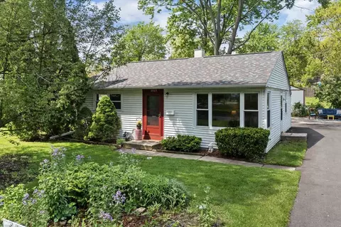 2905 Dove St, Rolling Meadows, IL 60008 photo 2