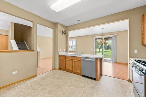 508 Legend Ln, Mchenry, IL 60050 photo 5