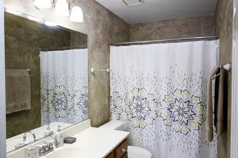 Bath - 574 Foxford Rd, Bartlett, IL 60103 photo 2 of 3
