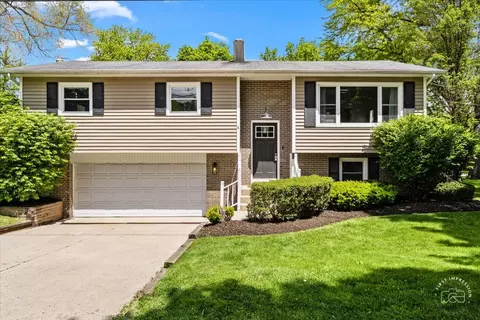 4 Maple Ct, Geneva, IL 60134