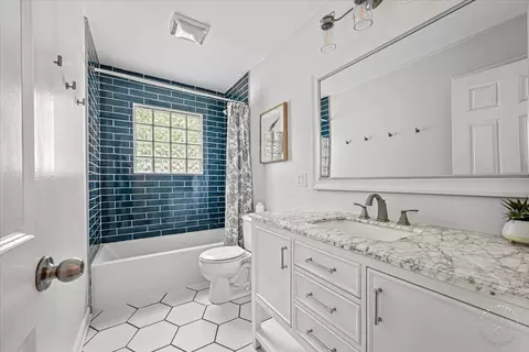 Bath - 4 Maple Ct, Geneva, IL 60134 photo 1 of 2