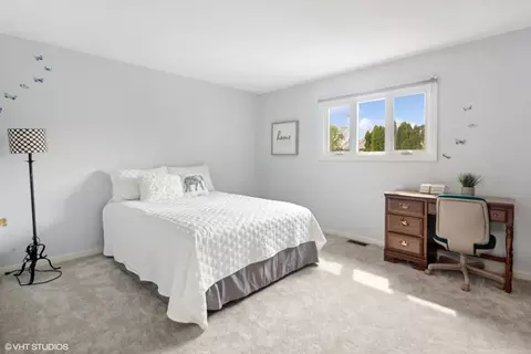 Bedroom - 132 Danada Dr, Wheaton, IL 60189 photo 4 of 4