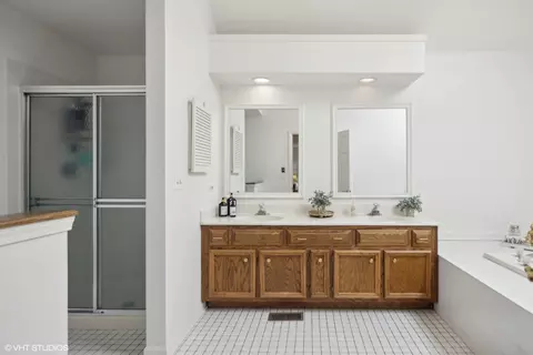 Bath - 132 Danada Dr, Wheaton, IL 60189 photo 2 of 4