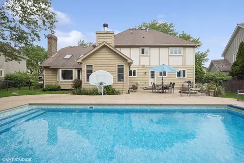 Exterior - 132 Danada Dr, Wheaton, IL 60189 photo 5 of 7
