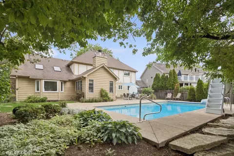 Exterior - 132 Danada Dr, Wheaton, IL 60189 photo 4 of 7