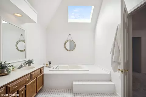 Bath - 132 Danada Dr, Wheaton, IL 60189 photo 3 of 4