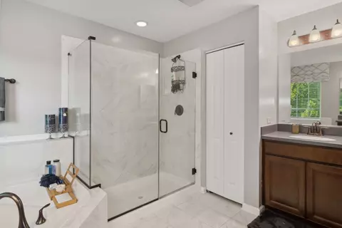 Bath - 1714 White Spruce Dr, Hoffman Estates, IL 60192 photo 2 of 4