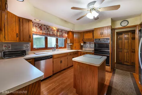 Kitchen - 5 N725 Meadowlark Dr, Bartlett, IL 60103 photo 1 of 4