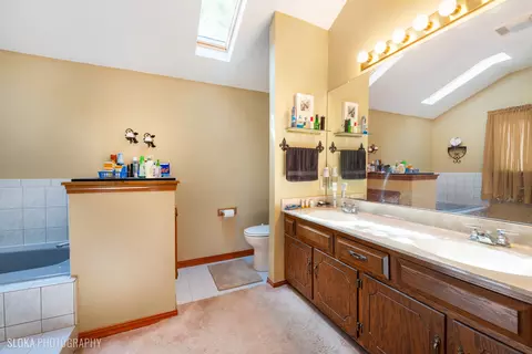 Bath - 5 N725 Meadowlark Dr, Bartlett, IL 60103 photo 2 of 4
