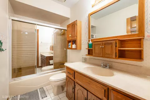 Bath - 5 N725 Meadowlark Dr, Bartlett, IL 60103 photo 4 of 4