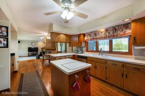 Kitchen - 5 N725 Meadowlark Dr, Bartlett, IL 60103 photo 4 of 4