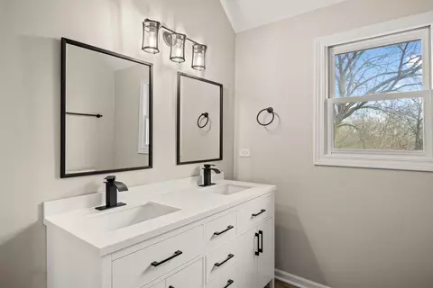 Bath - 8 N875 Corron Rd, Elgin, IL 60124 photo 3 of 7