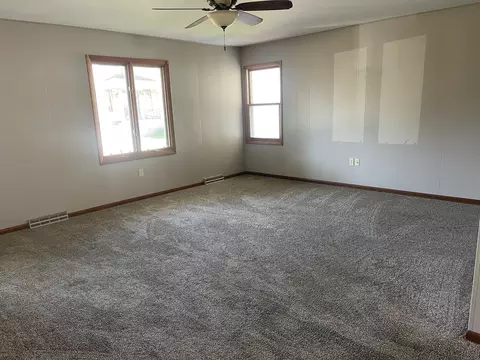 Living - 619 9th St, Peru, IL 61354 photo 1 of 2