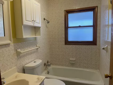 Bath - 619 9th St, Peru, IL 61354 photo 1 of 1