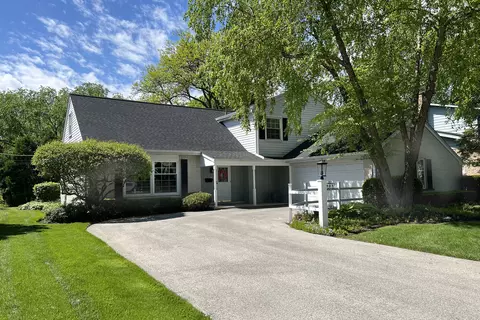 903 W Whitegate Dr, Mount Prospect, IL 60056