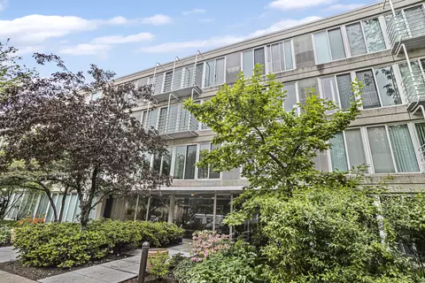 2555 Gross Point Rd #209, Evanston, IL 60201