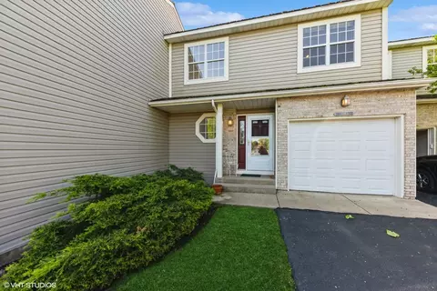 17613 W Horseshoe Ln, Gurnee, IL 60031