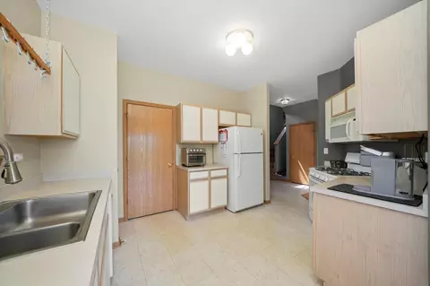 Kitchen - 28718 Sawmill Ln, Lakemoor, IL 60050 photo 2 of 2