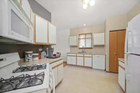 Kitchen - 28718 Sawmill Ln, Lakemoor, IL 60050 photo 1 of 2