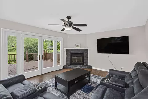 Living - 635 W Paddock Dr, Wheeling, IL 60090 photo 2 of 2