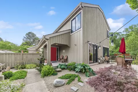 831 Oak Hill Rd, Lake Barrington, IL 60010