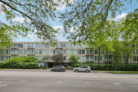 2555 Gross Point Rd #206, Evanston, IL 60201