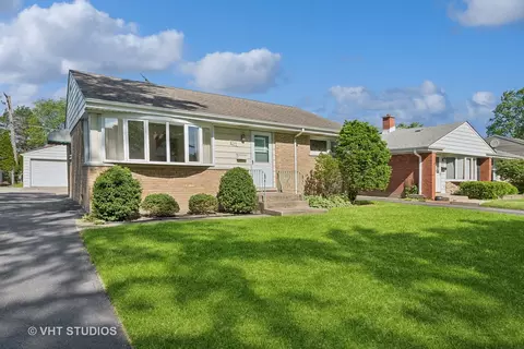 8292 N Wisner St, Niles, IL 60714