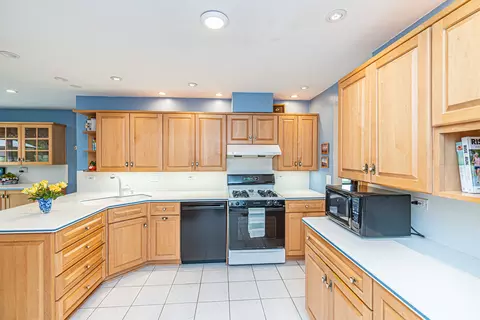 Kitchen - 741 Mark Ave, Des Plaines, IL 60016 photo 2 of 4