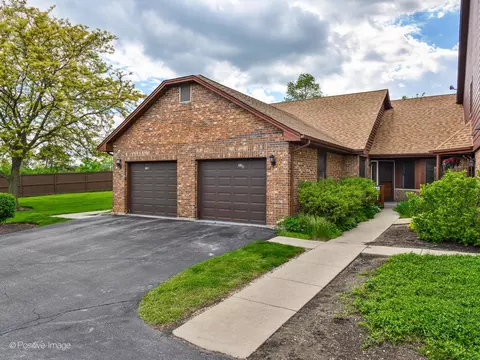 33 Terrace Ln #G, Lake Zurich, IL 60047