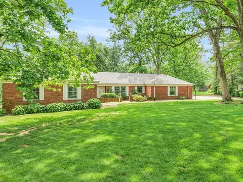 7 Oakview Ct, Monticello, IL 61856