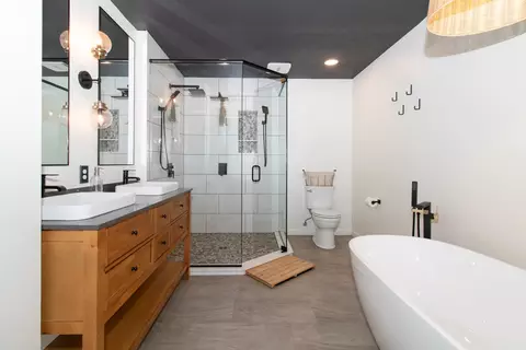 Bath - 307 Beacon Cir, Bloomington, IL 61704 photo 2 of 4