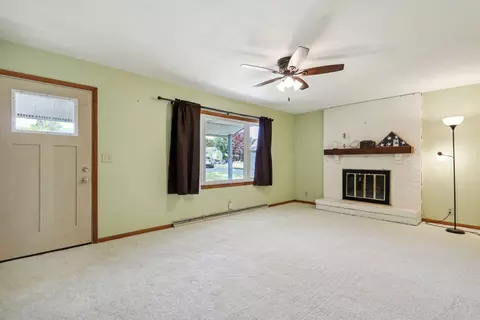 Living - 603 E Monroe St, Sullivan, IL 61951 photo 2 of 4
