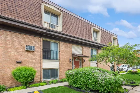 1243 E Washington St #C204, Des Plaines, IL 60016
